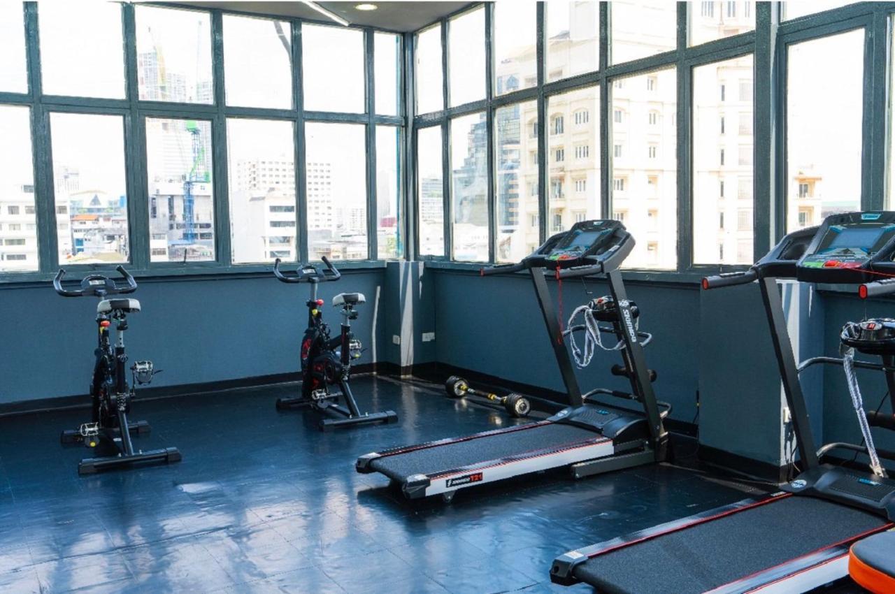 Sapphire Hotel Silom Бангкок Экстерьер фото The gym at the hotel