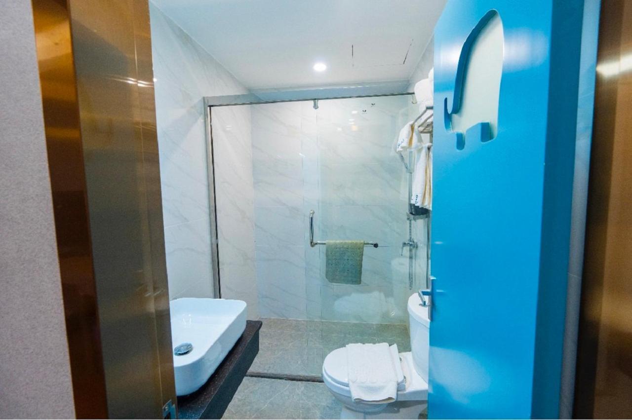 Sapphire Hotel Silom Бангкок Экстерьер фото A shower cubicle in a hotel bathroom
