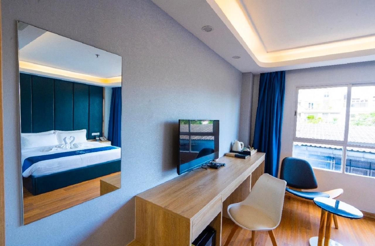 Sapphire Hotel Silom Бангкок Экстерьер фото Deluxe Room