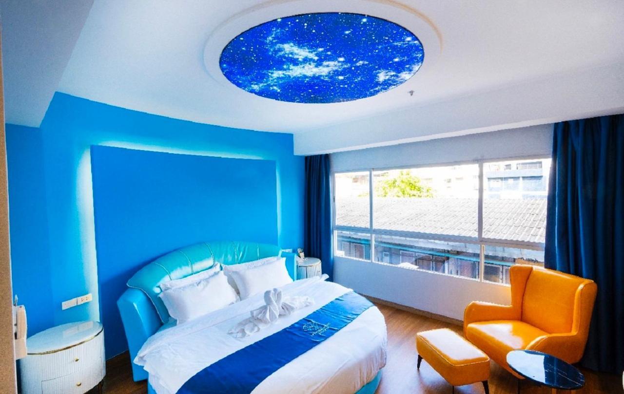 Sapphire Hotel Silom Бангкок Экстерьер фото A room at the hotel