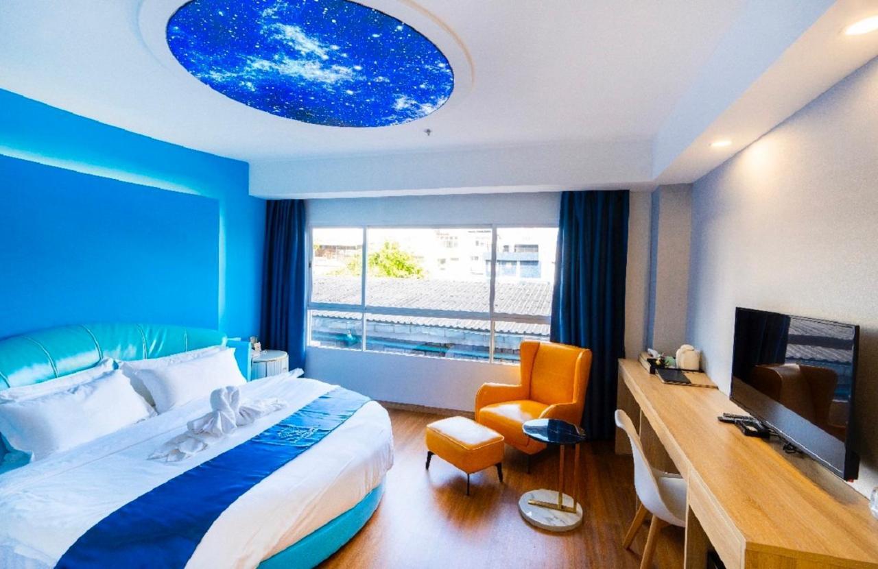 Sapphire Hotel Silom Бангкок Экстерьер фото A room at the hotel