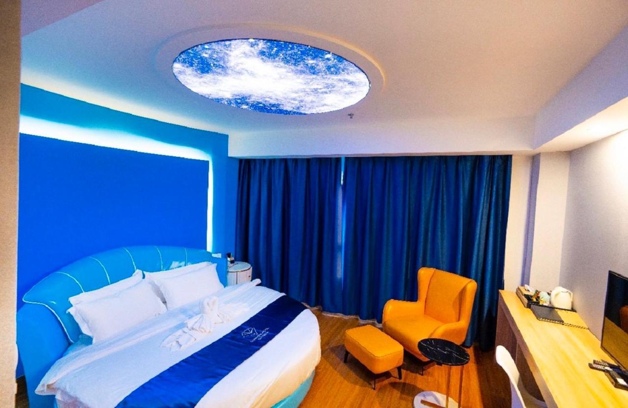 Sapphire Hotel Silom Бангкок Экстерьер фото A room at the hotel