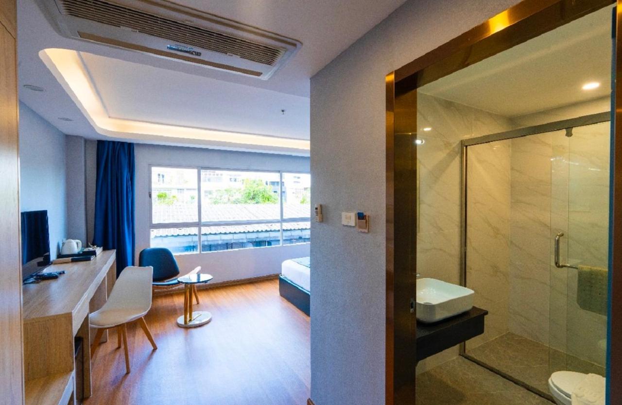 Sapphire Hotel Silom Бангкок Экстерьер фото A room at the hotel