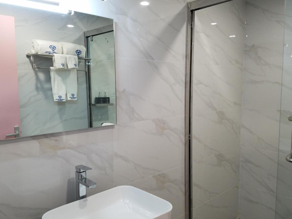 Sapphire Hotel Silom Бангкок Экстерьер фото Bathroom